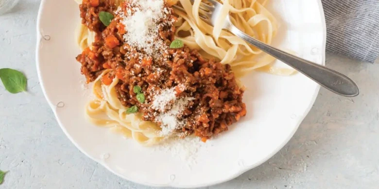 Těstoviny s boloňskou omáčkou, parmezánem a bazalkou