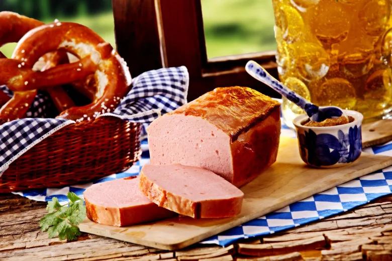 Bavorská sekaná s chlebem, klobásou a pivem.