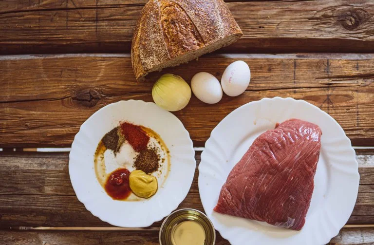 Ingredience na tatarák: masa, vejce, chléb, cibule