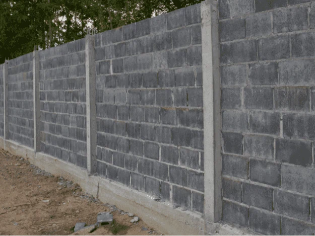 Betonová zeď ztraceného bednění s podpůrnými sloupy