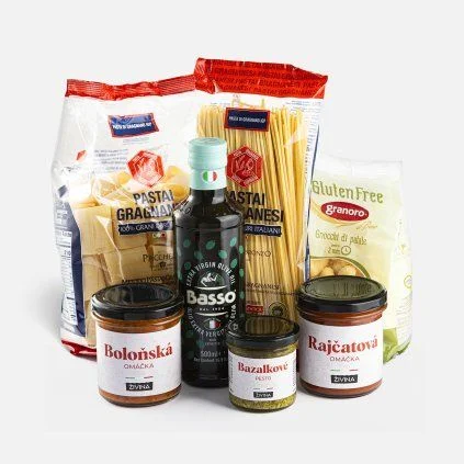 Ingredience pro jednoduchou boloňskou omáčku: těstoviny, olivový olej a omáčky
