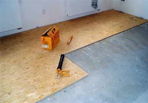 Instalace OSB desek na podlahu při stavbě