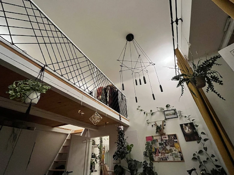 Moderní loft s mezonetem a rostlinami