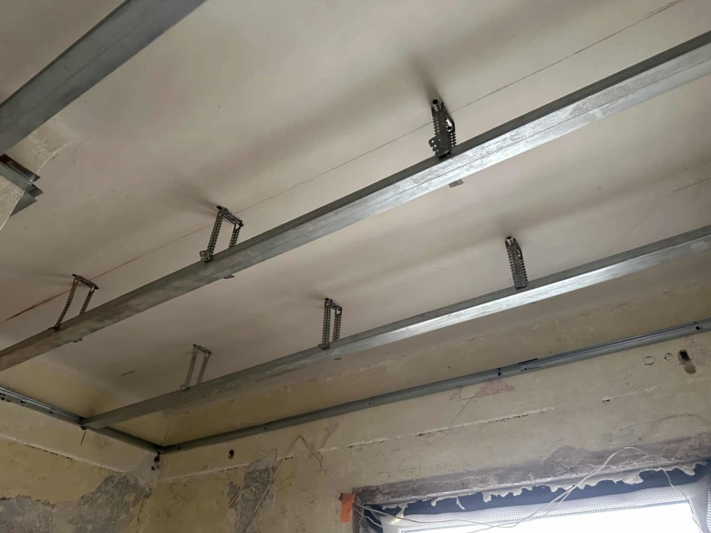 Instalace kovového rastru pro sádrokarton na stropě