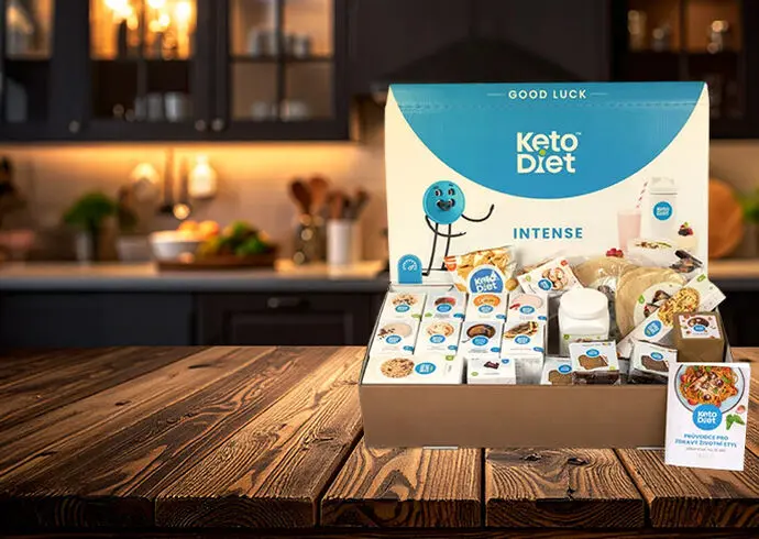 Otevřená krabice s produkty pro ketogenní dietu na dřevěném stole