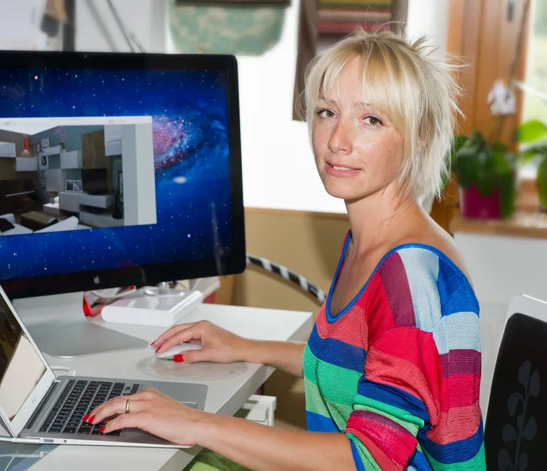 Žena pracuje na dekoraci interiéru na počítači