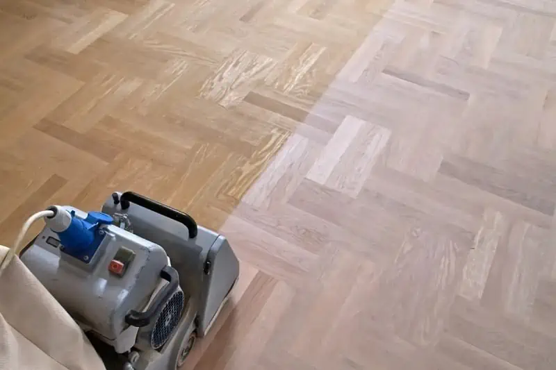Stroj na brusení parket v akci – před a po