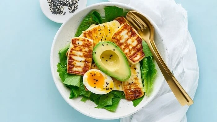 Keto salát s haloumí, avokádem a vejcem