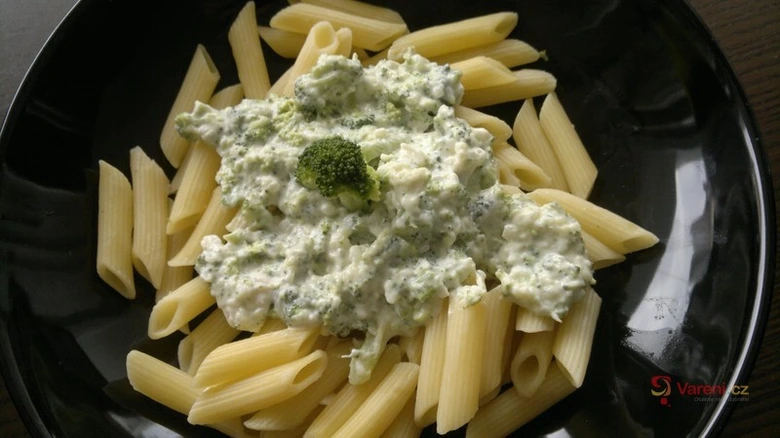 Pasta s brokolicovou omáčkou v černém talíři