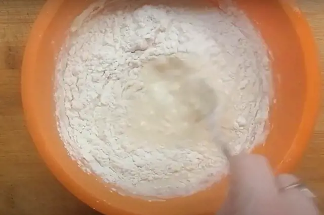 Míchání těsta pro plumlovského řízka v oranžové misce.