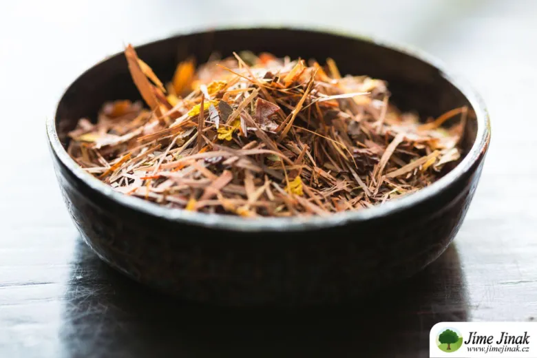 Suchý čaj rooibos v tmavé miskě