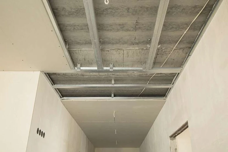 Instalace rastru a sádrokartonu na stropě v podkroví