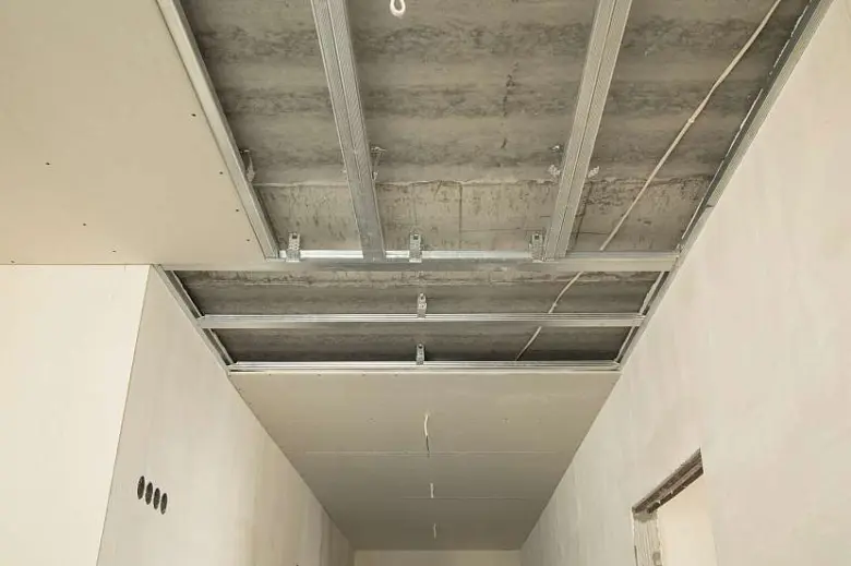 Instalace rastru pro sádrokarton na stropě v chodbě