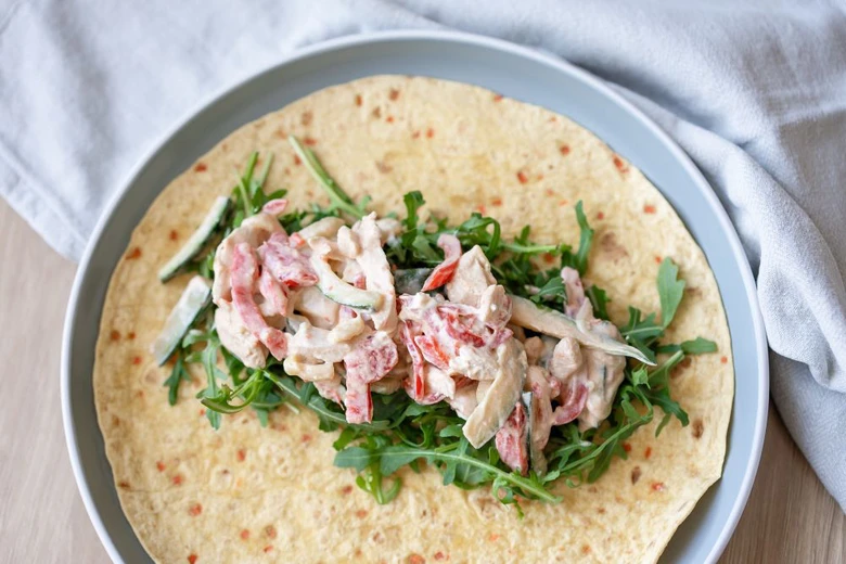 Plněná tortilla s kuřecím salátem a rukolou