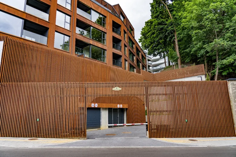 Příklad použití corten oceli v moderní architektonické fasádě.