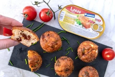 Zdravé muffiny s tuňákem na tmavém podloží