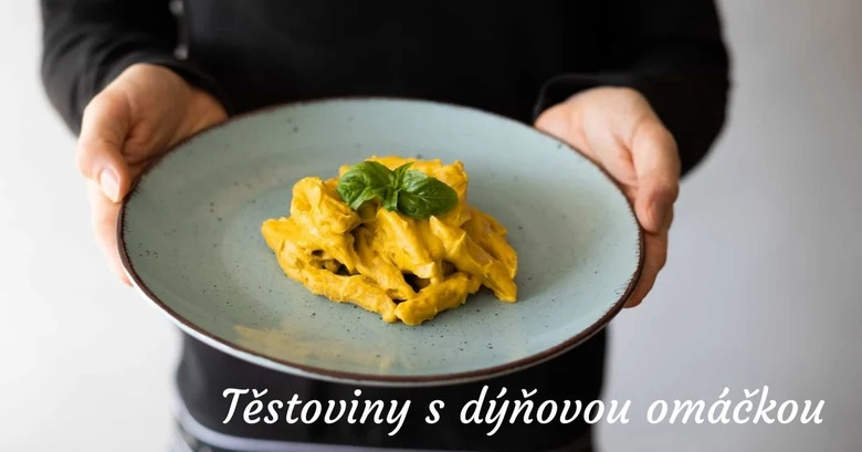Těstoviny s dýňovou omáčkou na talíři