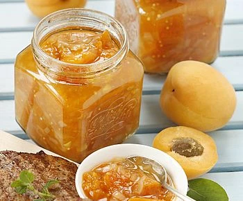 Domácí hrušková marmeláda v skleněných dózách