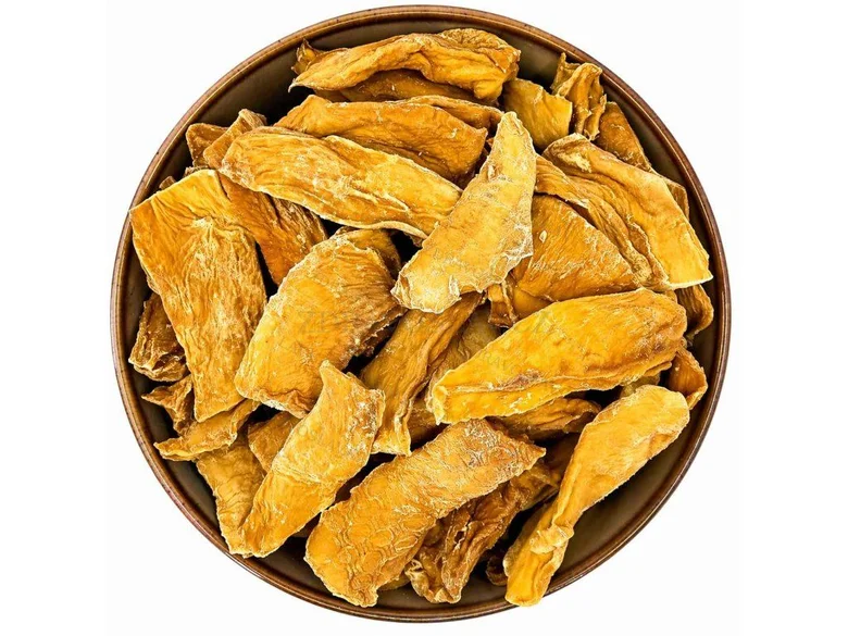 Sušené plátky ovoce kaki v hnědém talíři.