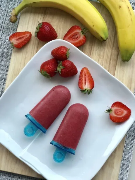Zmrzlina z jahod a banánů bez cukru na talíři