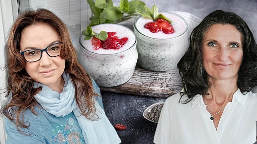 Chia semínka v sklenicích s jahodami a mátou