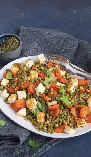 Salát z fazolí mungo s mrkví a tofu