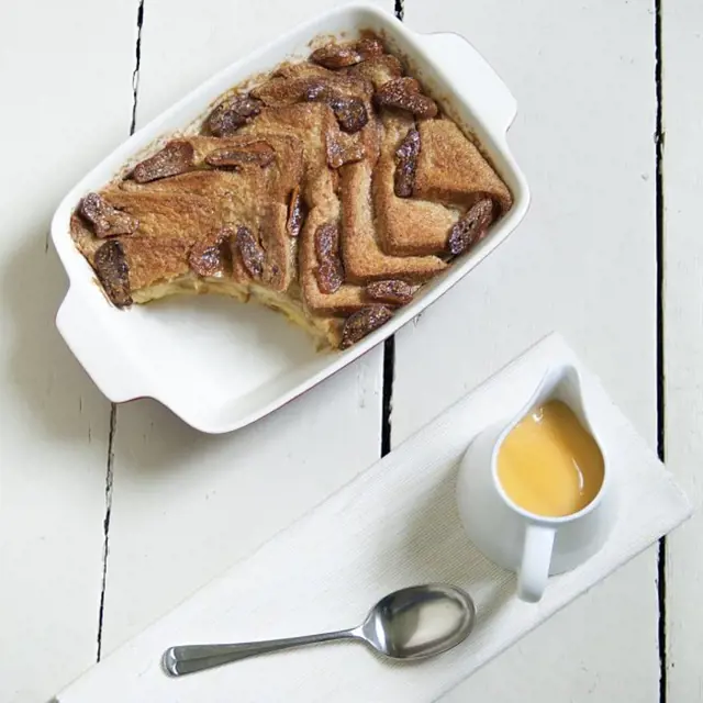 Pečený francouzský toasts s sirupem na bílém podkladu.