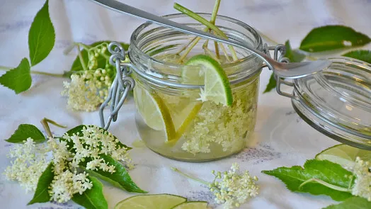Skleněná dóza s bezovou limonádou, citronem a květy