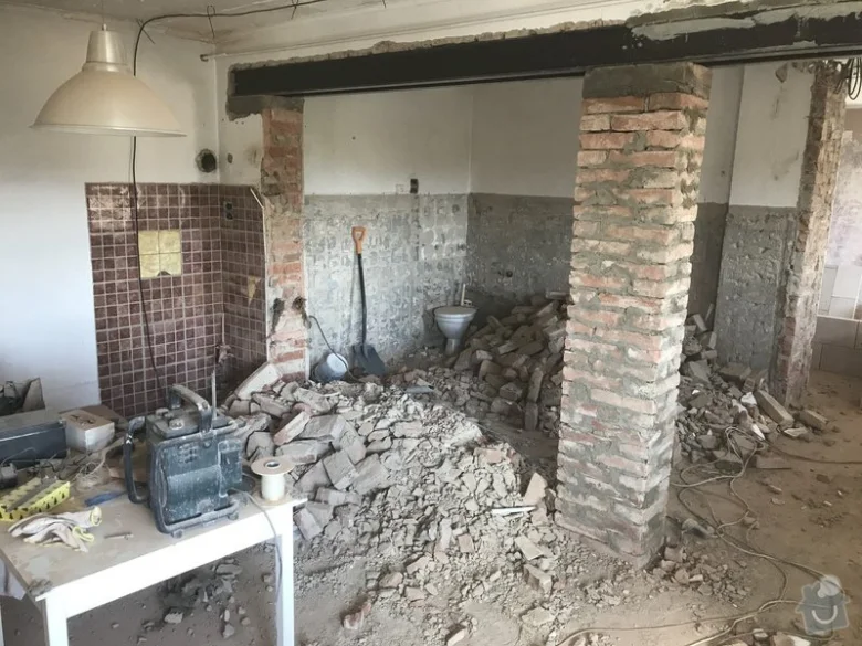 Rekonstrukce starého domu – zbouraná stěna a cihlové sloupy