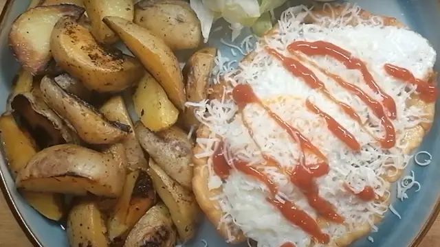 Tradiční řízek s bramborami a kečupem