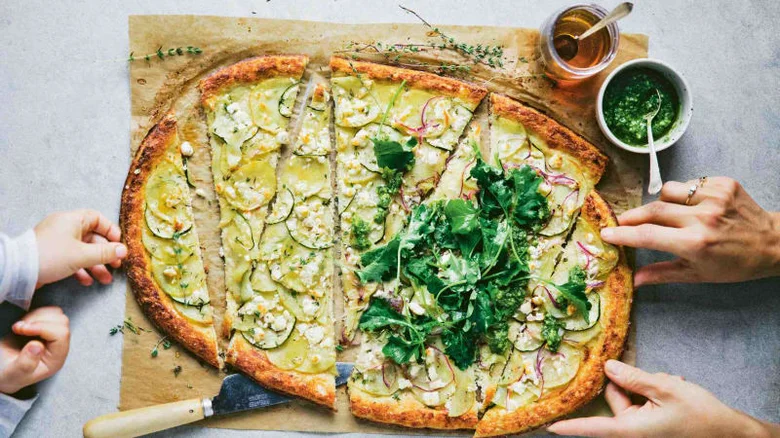 Zdravá cuketová pizza s bylinkami a sýrem