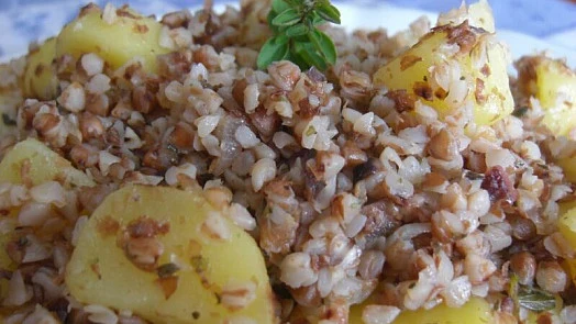 Vařená pohanka s bramborami a bylinkami