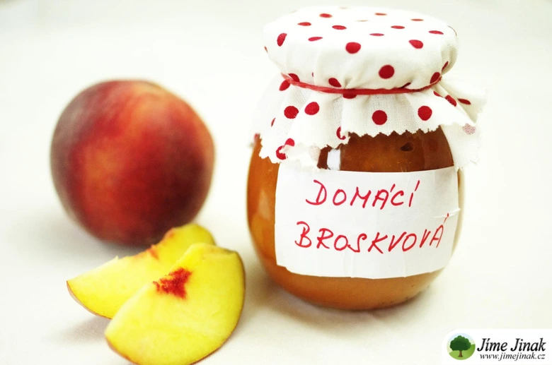 Domácí broskvová marmeláda s čerstvými broskvemi