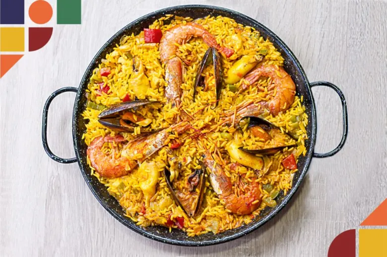 Španělská paella s krevetami a moučníky v pánevce