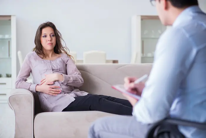 Těhotná žena během psychologické konzultace