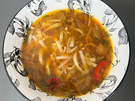 Česká rýžová polévka s nudlemi a zeleninou