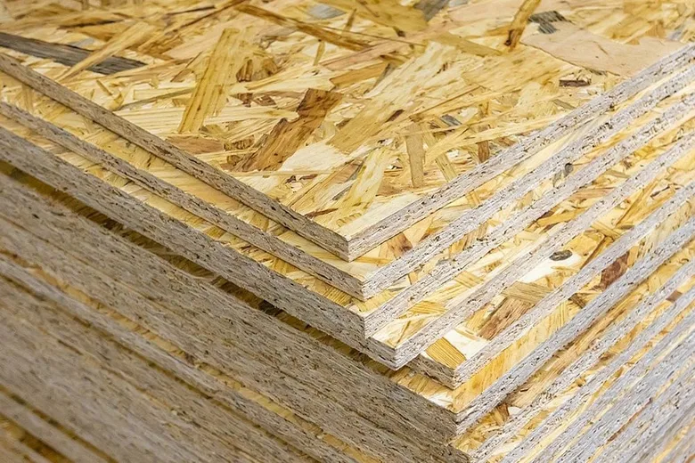 Skládané desky OSB s viditelnou strukturou dřevěných vláken.