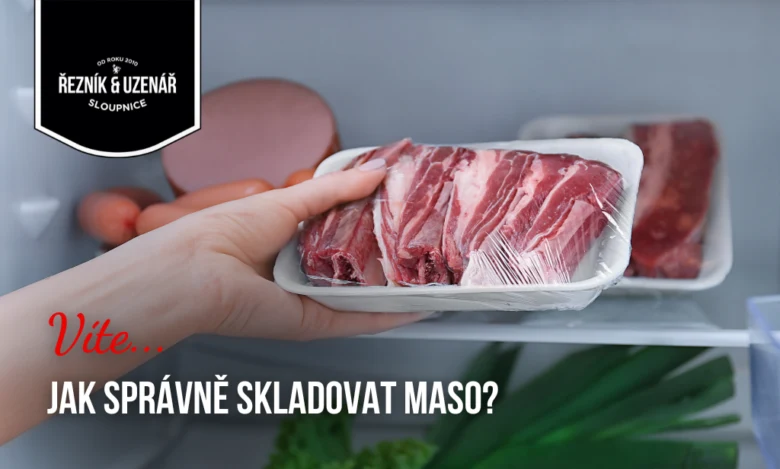 Ruka drží balení masa v chladničce, jak správně skladovat maso