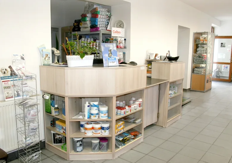 Veterinární ordinace v Doksech s výstavním pultem a produkty pro domácí mazlíčky.