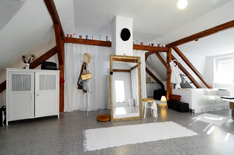 Přestavěný sklepení s dřevěnými trámy a bíbou nábytkem