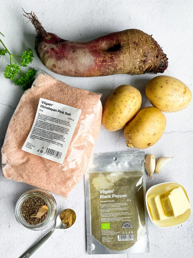 Ingredience pro červenou řepovou polévku: řepa, brambory, máslo, česnek, sůl, pepř, kmín