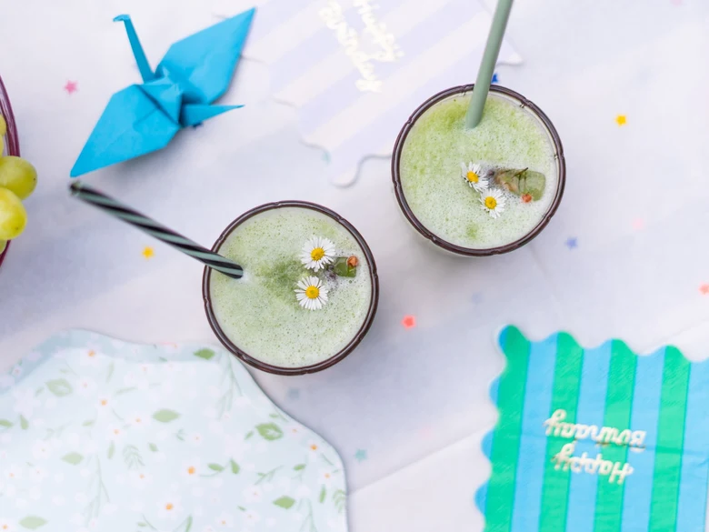 Okurková limonáda s květinami na letním stole