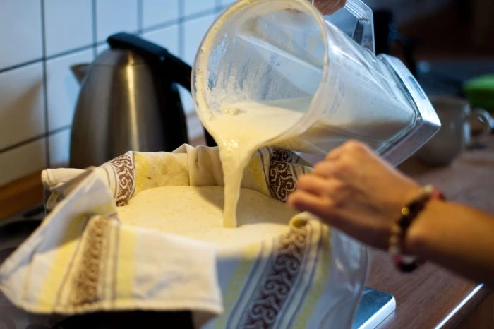 Lité sojové mléko do látky při přípravě tofu doma