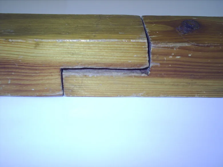 Dřevěný spoj trámů, detail tesářského spojení
