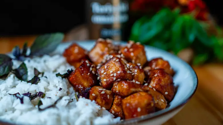 Tofu s rýží a sezamem v miskě