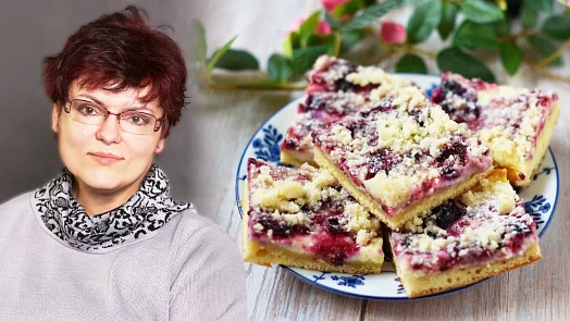 Zdravé sušenky s borůvkami na talíři