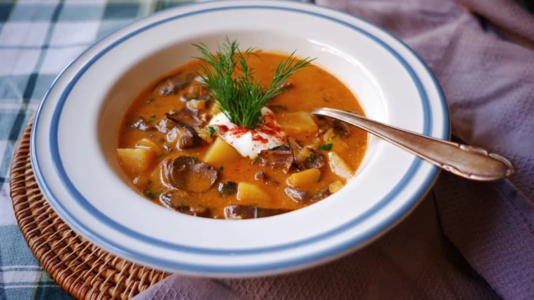 Domácí bramboračka s houbami, petrželkou a smetanou