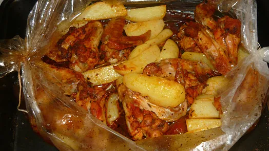 Pečená krkovice s bramborami v sáčku