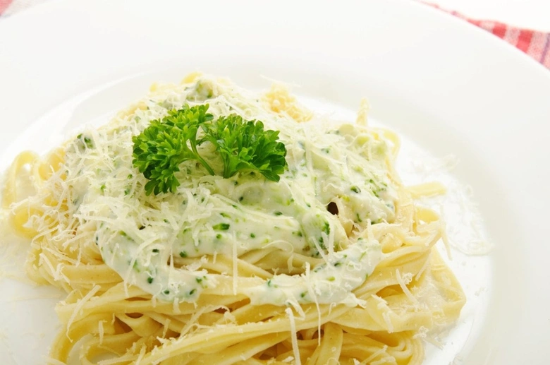 Pasta s brokolicovou omáčkou a sýrem