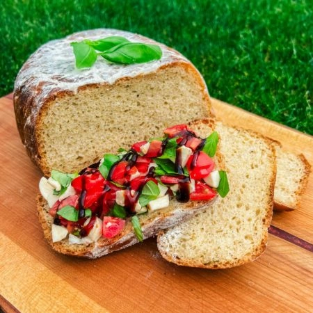 Chleba s otevřenou strukturou po správném kynutí těsta